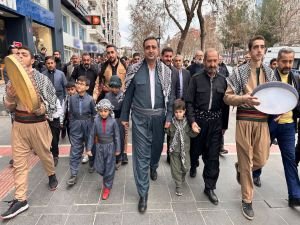 HÜDA PAR Batman Belediye Başkan adayı Ramanlı 'Kürtçe' için yürüdü