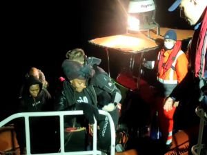Balıkesir'de 49 düzensiz göçmen kurtarıldı