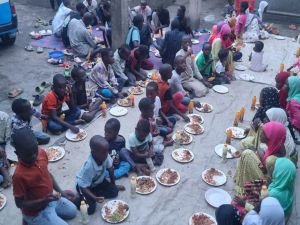 Avrupa Yetim Eli Burundi'de yetimlere yemek ikramında bulundu