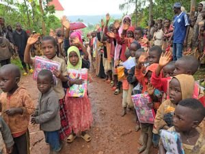 Avrupa Yetim Eli'nden Burundi'deki ihtiyaç sahibi çocuklara giysi yardımı