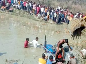 Hindistan'da traktörün gölete devrildi: 8'i çocuk 15 ölü