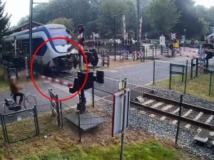 Hemzemin geçitte yük treni yayalara çarptı: 3 ölü