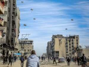 Gazze'de havada atılan yardımların paraşütü açılmadı: Şehit ve yaralılar var