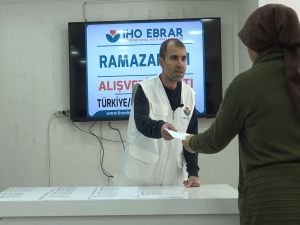 IHO-EBRAR Diyarbakır'da yüzlerce aileye alışveriş kartı dağıttı