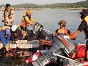 Endonezya'da balıkçı teknesi alabora oldu: 2 ölü, 24 kayıp