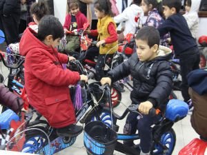 Yetimler Vakfı "Dünya Yetimler Günü" münasebetiyle yetim çocuklara bisiklet dağıttı