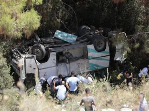 Minibüs uçuruma yavarlandı: 17 yaralı