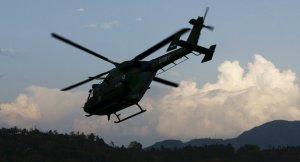1 Ton Bomba yüklü araç helikopterlerle vuruldu