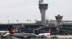 Sınır dışı edilmemek için Atatürk Havalimanı'nda bileklerini kesti