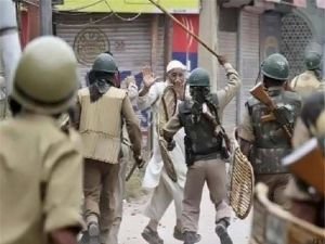 Hindistan ordusu Keşmir'de halka işkence uyguluyor