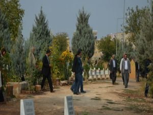 HDP’li vekiller yine terörist cenazesinde!