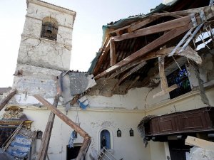 İtalya'da depremzedeler evlerine dönmek istemiyor