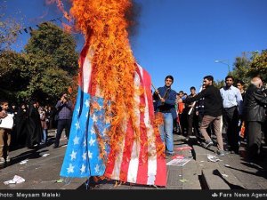 İran'da ABD bayrağı yakıldı
