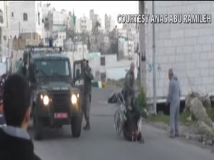İsrail polisi fiziksel engelli bir Filistinliyi darp etti