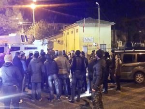 Midyat'ta Elektrikleri kesilen mahalleli DEDAŞ'ı bastı