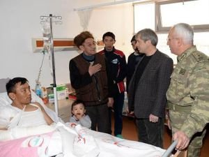 Vali Çınar yaralı askerleri ziyaret etti