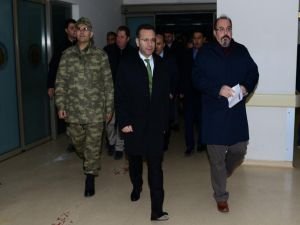 Vali Aksoy yaralı polisleri ziyaret etti