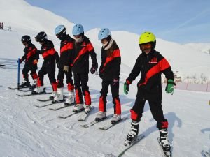 Bitlisli öğrencilerin kayak keyfi