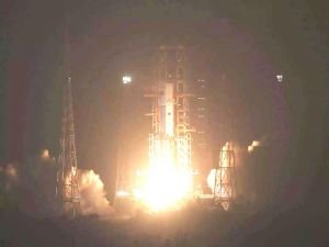 Çin ilk kargo uzay aracını fırlattı
