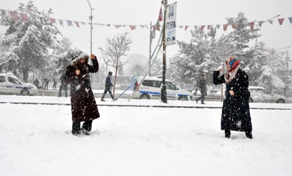 Erzurum'da 30 santime ulaşan kar