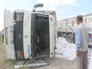 Mardin’de un yüklü kamyon devrildi