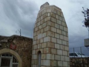 Midyat’ta fırtına nedeniyle cami minaresi yıkıldı