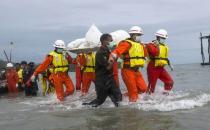 Myanmar'da düşen askeri uçağın enkazı denizde bulundu