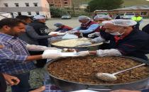 Van'da 30 bin kişiye iftar yemeği verildi