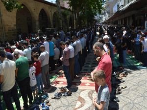 Ramazan'ın son cumasında camiler dolup taştı