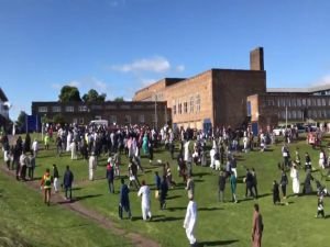 İngiltere'de bayramlaşan Müslümanlara saldırı
