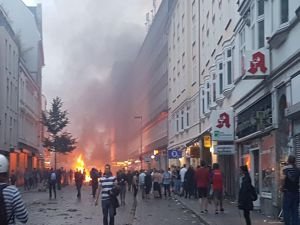 Hamburg'da göstericiler ortalığı yakıp yıktı