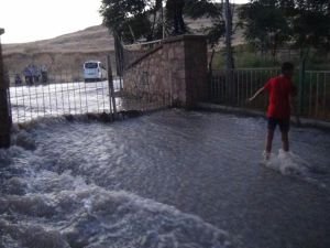 Mardin'de içme suyu şebekesi patladı