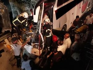 Yolcu otobüsü TIR’a çarptı: Bir ölü 26 yaralı