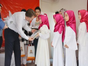 Kur'an kursundan mezun olan kız çocuklarına taç giydirildi