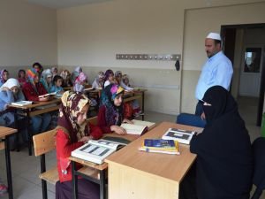 Camileri olmadığı için okulda Kur'an dersi alıyorlar