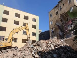 ​Diyarbakır’da çökme tehlikesi olan 3 apartmanın yıkımına başlandı