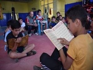 Çocuklar Kur'an-ı Kerim ile boks eğitimini bir arada alıyor
