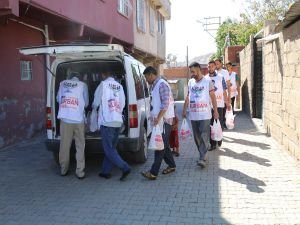 Umut Kervanı Ergani’de 150 aileye kurban eti!