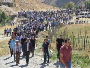 PKK'nın katlettiği işçiler toprağa verildi