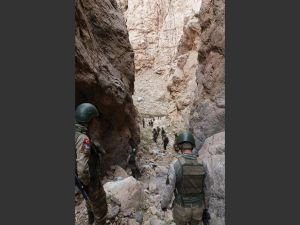 Van’da PKK sığınaklarına operasyon