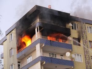 Apartmanda çıkan yangın paniğe neden oldu