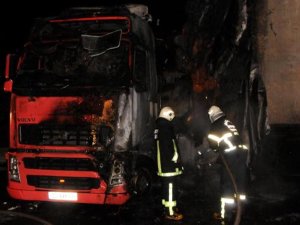 Kamyonetin çarptığı TIR'da yangın: 2 Yaralı