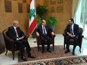 Hariri istifasını askıya aldı