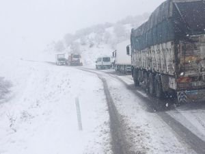Yoğun kar yağışı nedeniyle araçlar mahsur kaldı