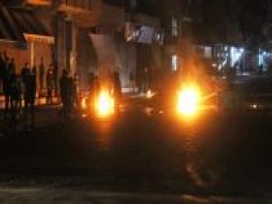 Elektrik kesintilerini protesto eden mahalleli ateş yakıp yolu kapattı