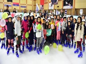 İBB'nin 'Karneni getir, buzda kay' etkinliğinden 10 bin 330 öğrenci faydalandı