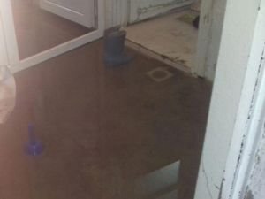Nusaybin'de bir evi kanalizasyon suyu bastı