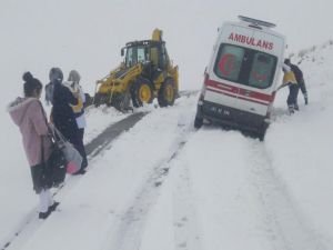 Ambulanslar karda mahsur kaldı