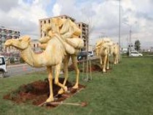 Mardin-Kızıltepe Karayoluna deve kervanı figürleri yerleştirildi