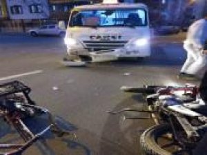 Şehir içi minibüsü ile motosiklet çarpıştı: 2 yaralı